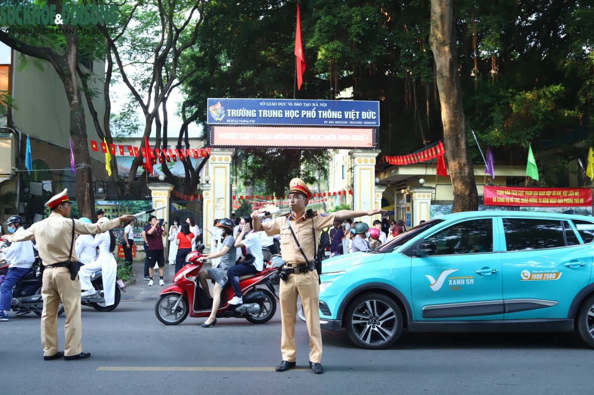 Công an Hà Nội bảo đảm an ninh, giao thông thông suốt ngày tựu trường