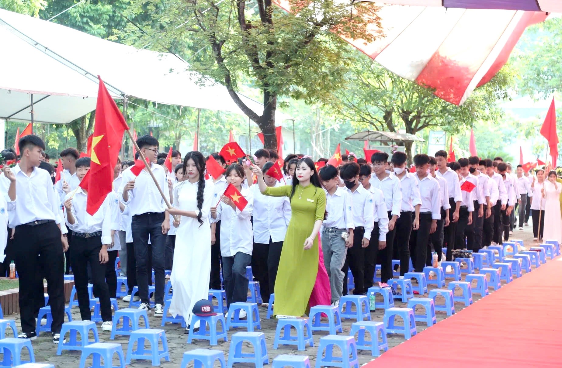 TRỰC TUYẾN: Gần 2,3 triệu học sinh Thủ đô hân hoan chào đón năm học mới