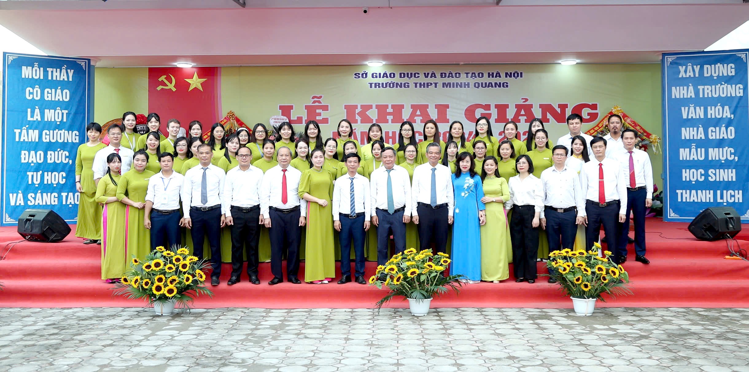 TRỰC TUYẾN: Gần 2,3 triệu học sinh Thủ đô hân hoan chào đón năm học mới