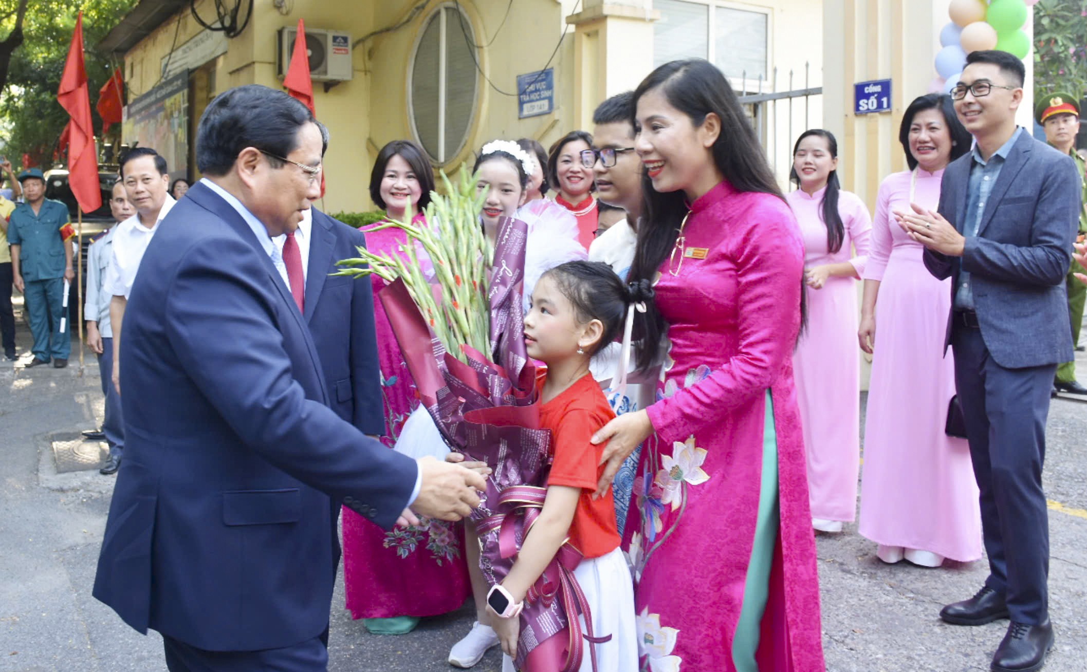 Thủ tướng Chính phủ Phạm Minh Chính dự khai giảng với thầy trò Trường PTCS Nguyễn Đình Chiểu