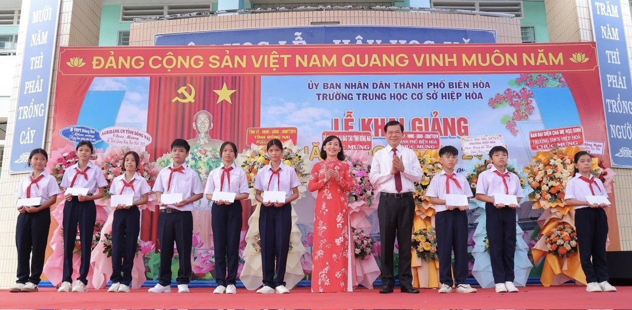 TRỰC TUYẾN: Gần 2,3 triệu học sinh Thủ đô hân hoan chào đón năm học mới