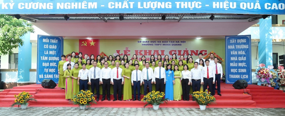 Phó Bí thư Thành ủy Nguyễn Văn Phong dự lễ khai giảng tại Trường THPT Minh Quang