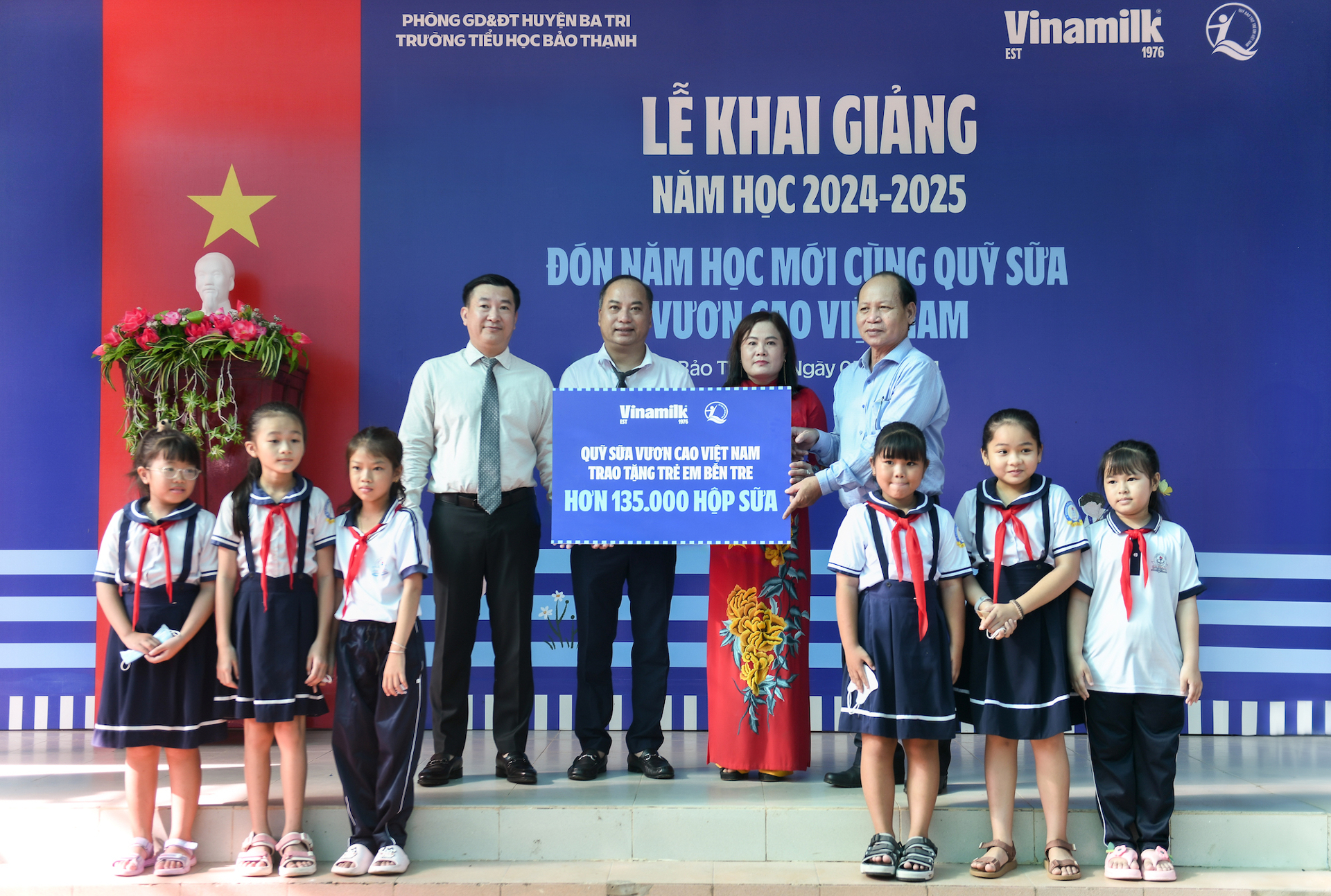 Niềm vui bất ngờ trong ngày khai giảng của học sinh khó khăn Bến Tre