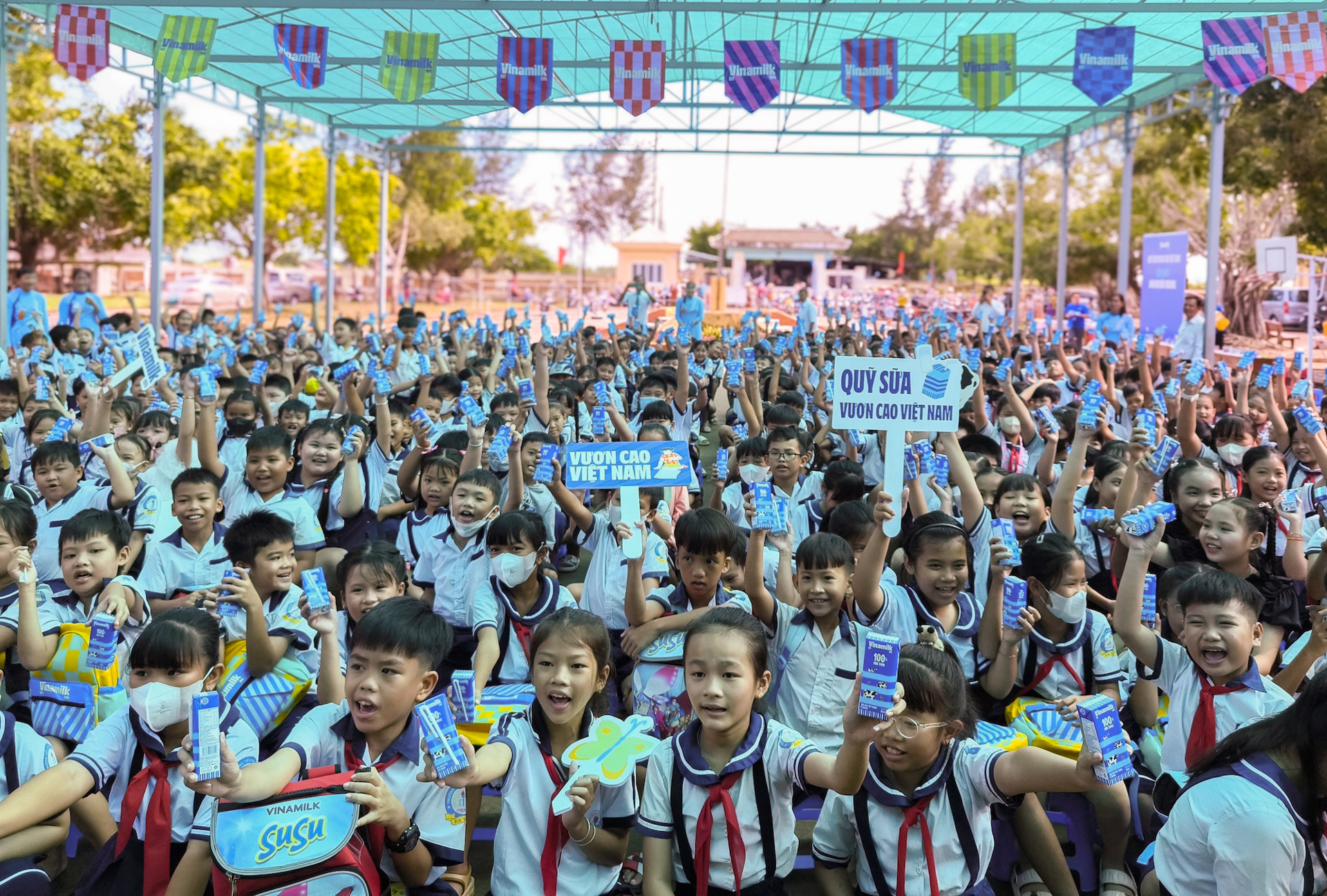 Niềm vui bất ngờ trong ngày khai giảng của học sinh khó khăn Bến Tre