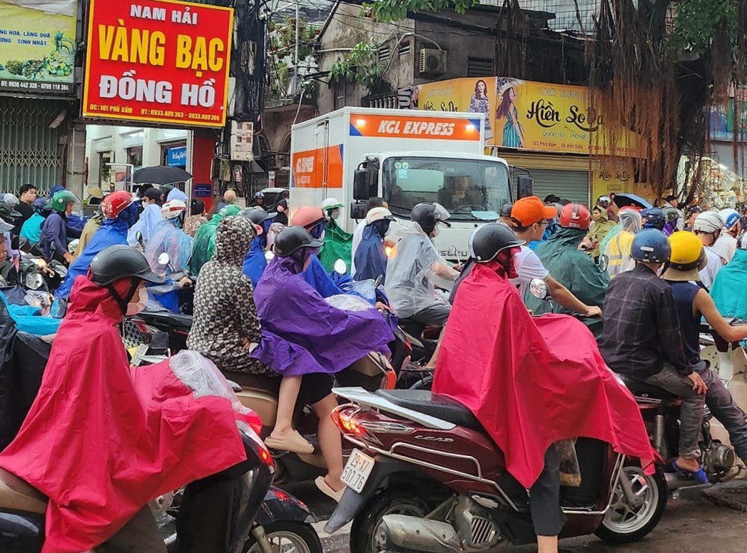 Nhiều tuyến đường ở Hà Nội ùn tắc nghiêm trọng vì bão số 3