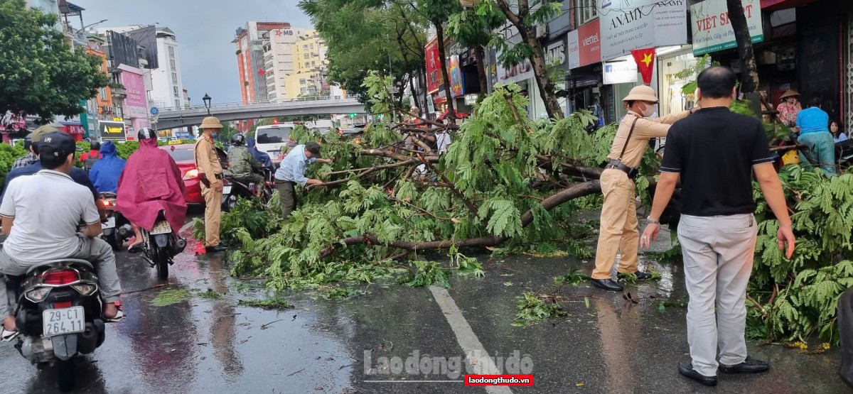 Công an Hà Nội khuyến cáo người dân cách tham gia giao thông khi bão số 3 đổ bộ