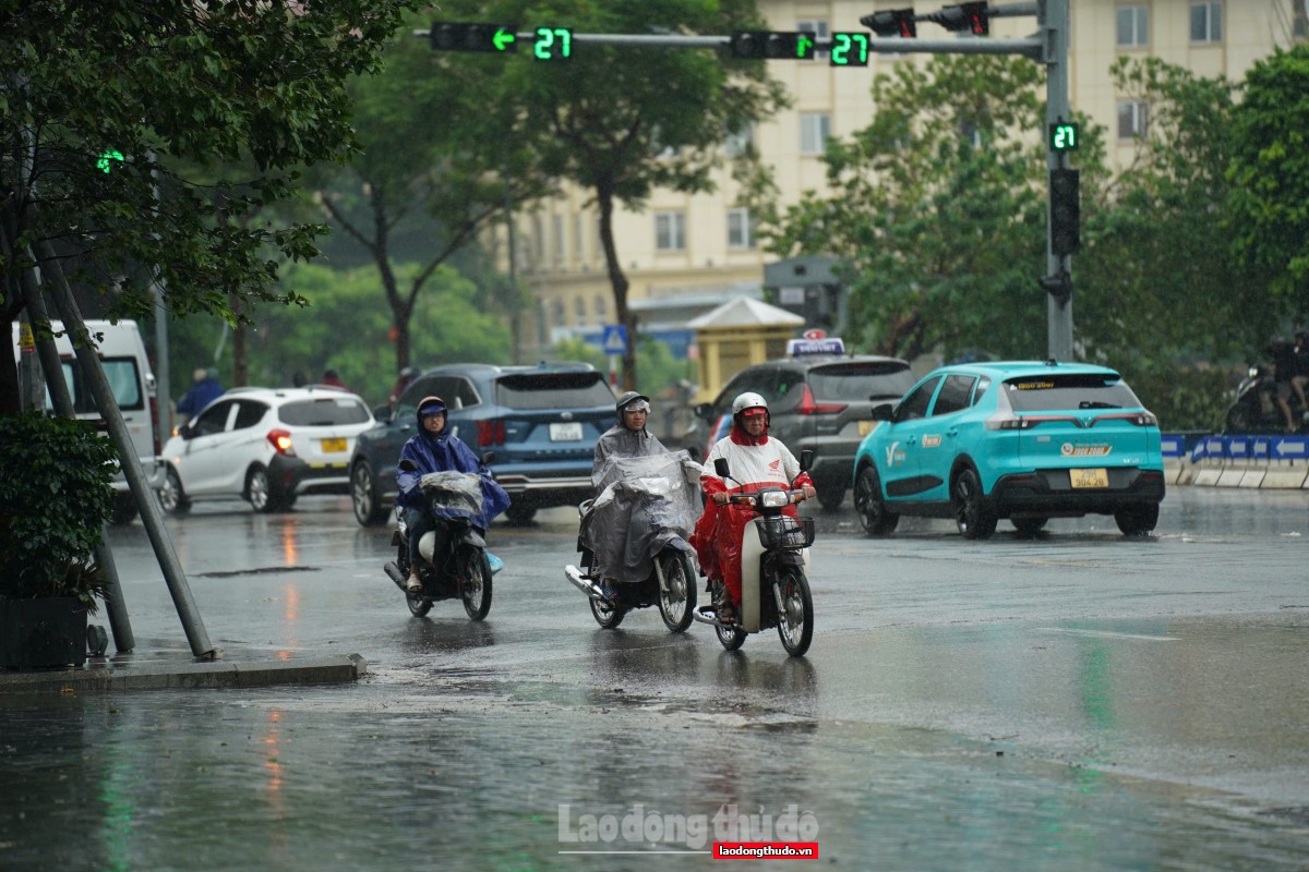 Ảnh hưởng của bão số 3, đường phố Hà Nội vắng lặng; mọi gia đình tập trung tránh, chống bão