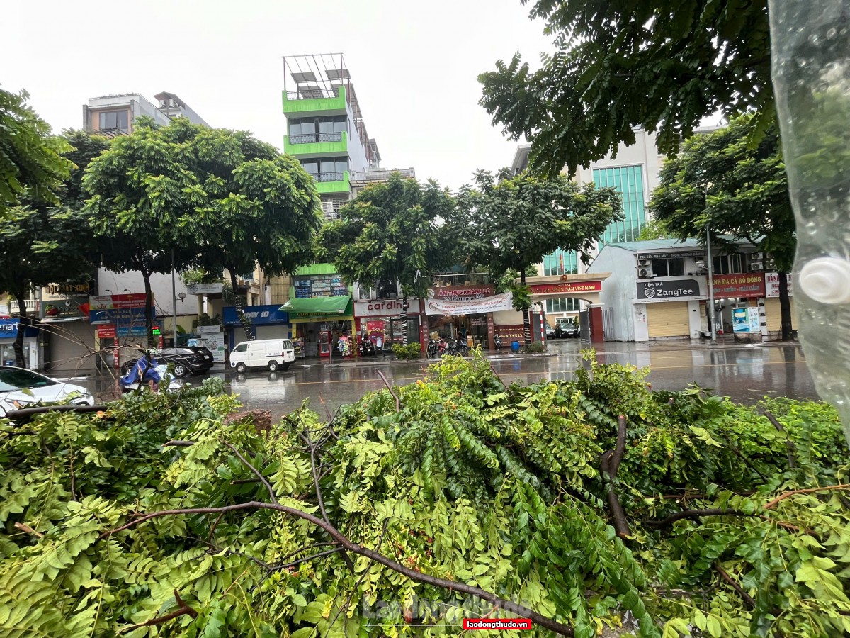 Ảnh hưởng của bão số 3, đường phố Hà Nội vắng lặng; mọi gia đình tập trung tránh, chống bão