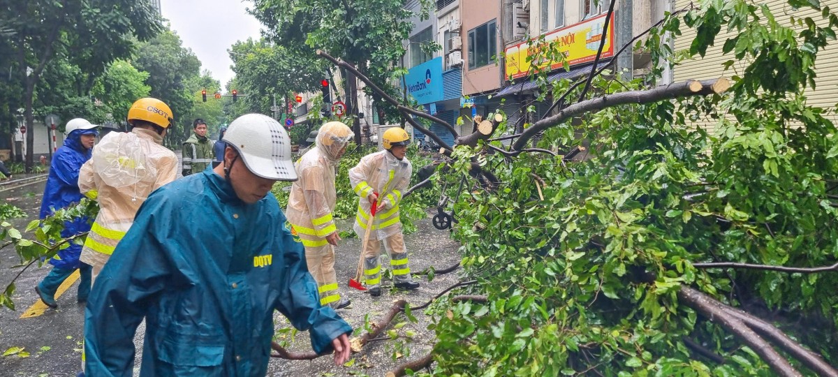 Cảnh sát giao thông khẩn trương phân luồng, dọn cây đổ giúp người dân tham gia giao thông