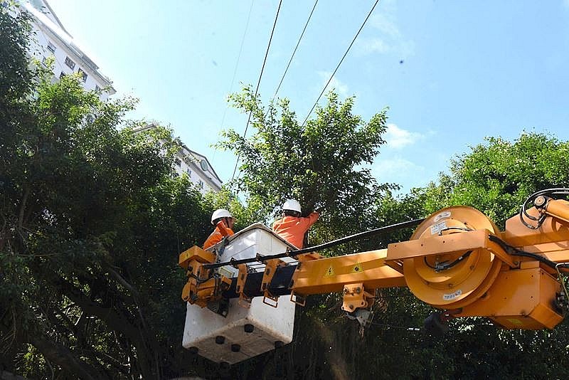 EVNHANOI: Khuyến cáo an toàn điện trong thời điểm mưa bão