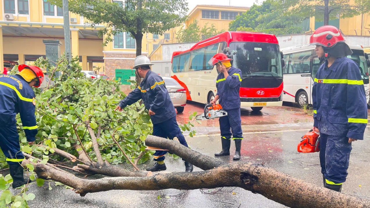 Công an quận Tây Hồ nỗ lực hết mình hỗ trợ người dân phòng chống bão