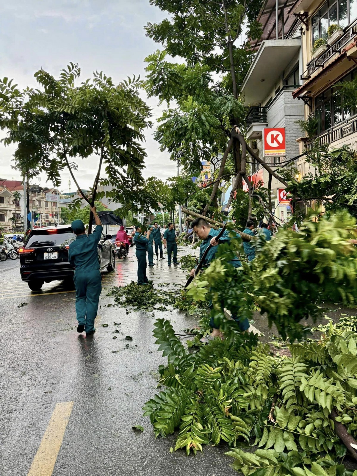 Công an quận Tây Hồ nỗ lực hết mình hỗ trợ người dân phòng chống bão