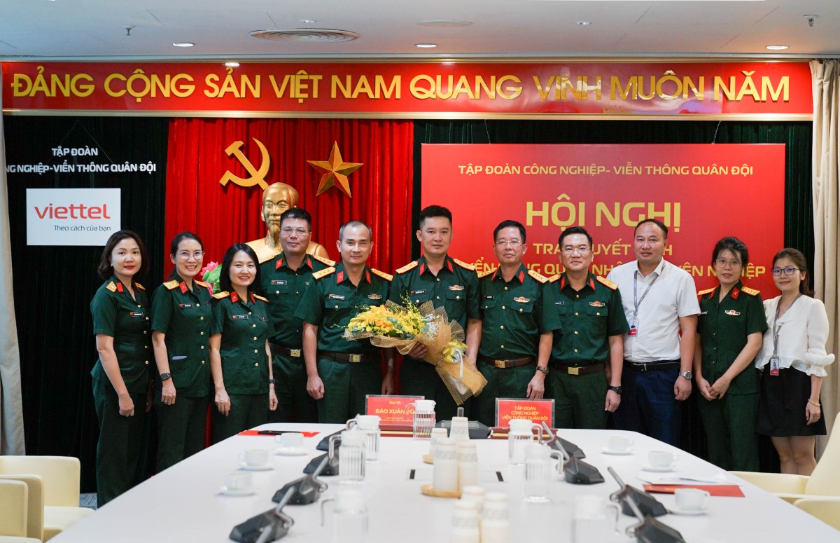 Nhân viên Viettel được đặc cách trở thành quân nhân chuyên nghiệp vì hành động cứu người lúc thiên tai