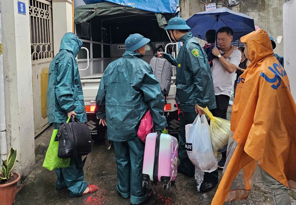 Hoàng Mai: Tiếp tục di chuyển người dân đi tránh trú bão số 3