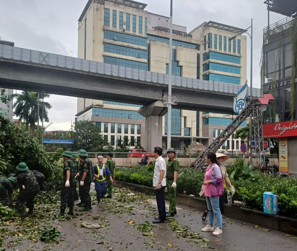 Quận Thanh Xuân: Nhanh chóng khắc phục cây gãy đổ, trạm biến áp bị chập điện sau bão