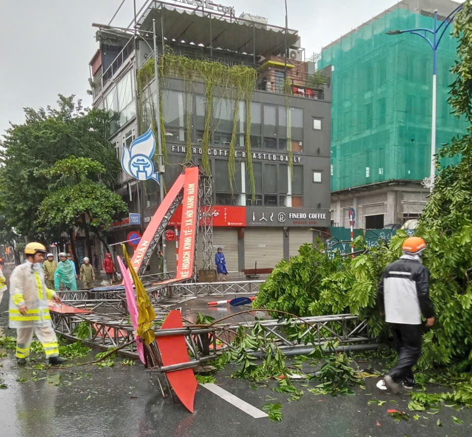 Quận Thanh Xuân: Nhanh chóng khắc phục cây gãy đổ, trạm biến áp bị chập điện sau bão