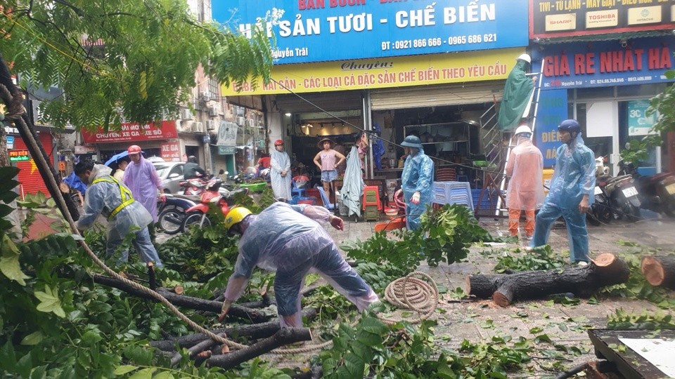 Quận Thanh Xuân: Nhanh chóng khắc phục cây gãy đổ, trạm biến áp bị chập điện sau bão