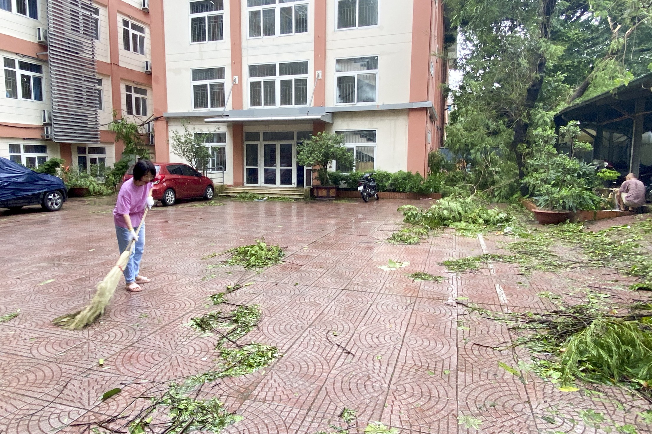 Cán bộ, giáo viên, nhân viên Trường Trung học cơ sở Ba Đình (quận Ba Đình) chủ động dọn dẹp để đảm bảo an toàn đón học sinh đi học trở lại.