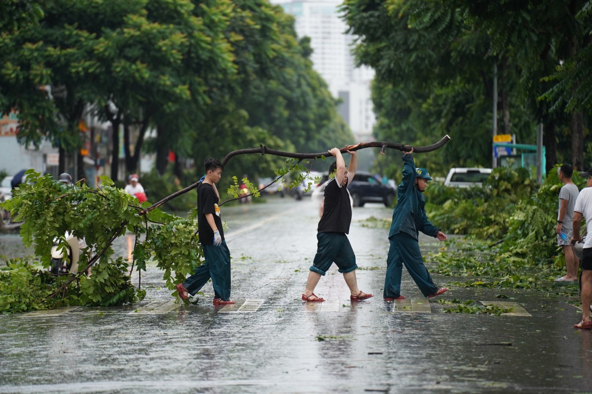 Đường phố Hà Nội ngổn ngang sau bão số 3