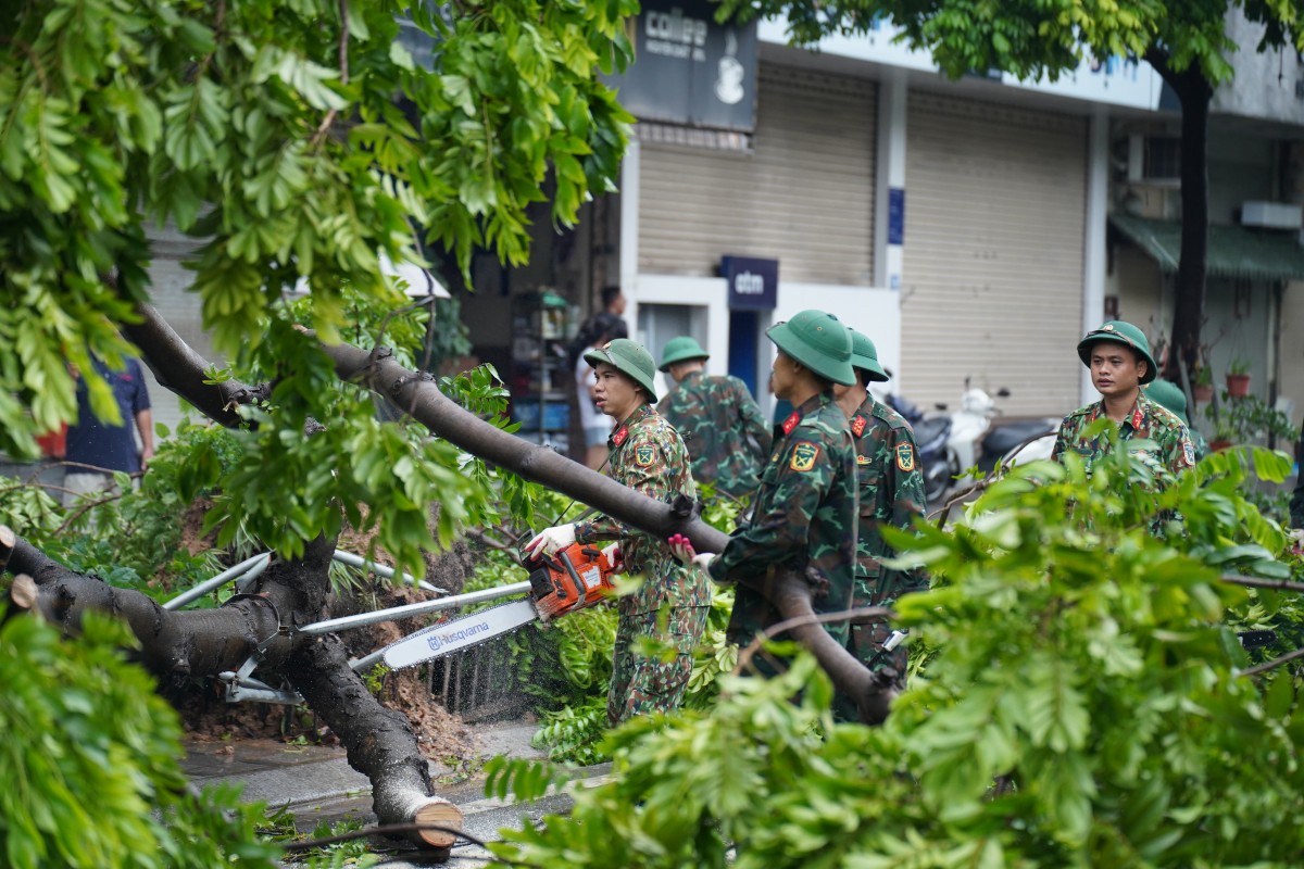 Đường phố Hà Nội ngổn ngang sau bão số 3