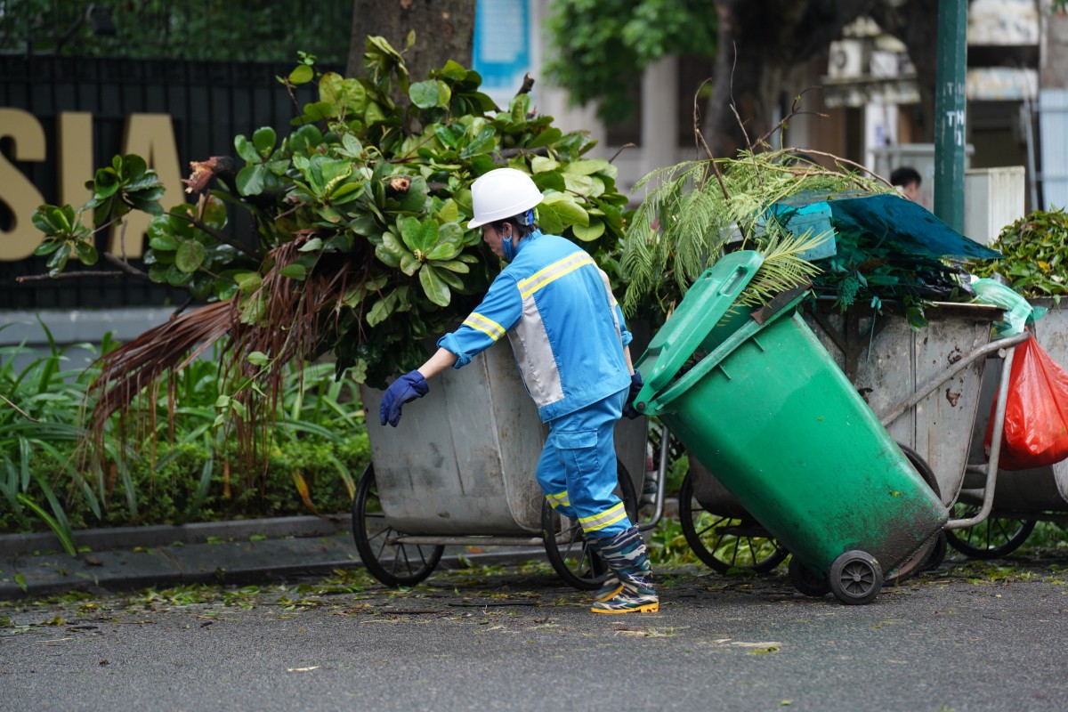 Đường phố Hà Nội ngổn ngang sau bão số 3