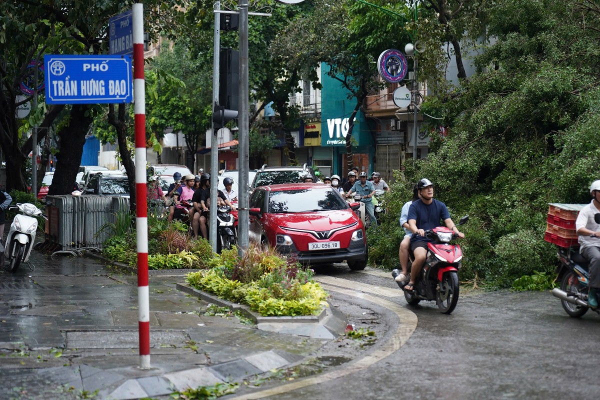 Đường phố Hà Nội ngổn ngang sau bão số 3