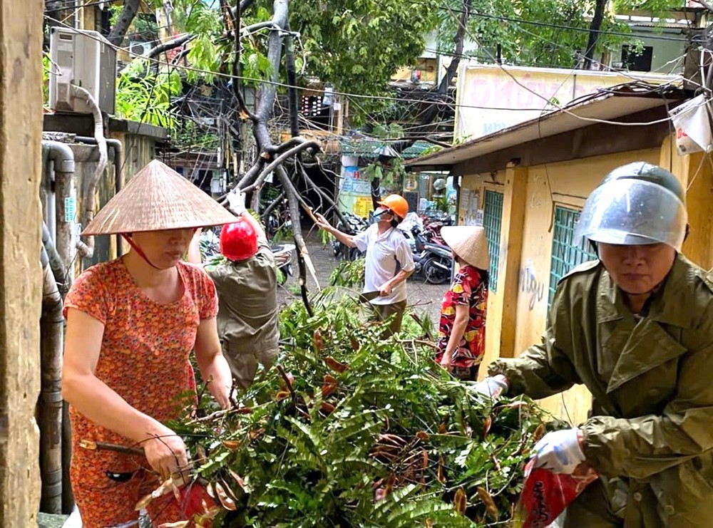 Cán bộ, hội viên Hội LHPN quận Ba Đình tham gia tổng vệ sinh đường phố, khắc phục hậu quả sau bão sáng ngày 8/9