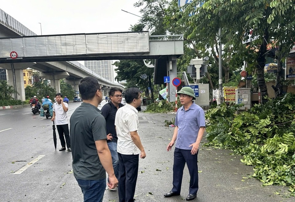 Phó Chủ tịch UBND Thành phố Hà Minh Hải kiểm tra khắc phục sau bão tại quận Thanh Xuân