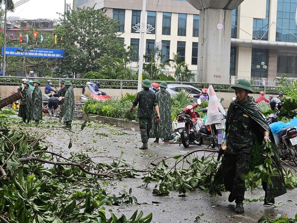 Phó Chủ tịch UBND Thành phố Hà Minh Hải kiểm tra khắc phục sau bão tại quận Thanh Xuân