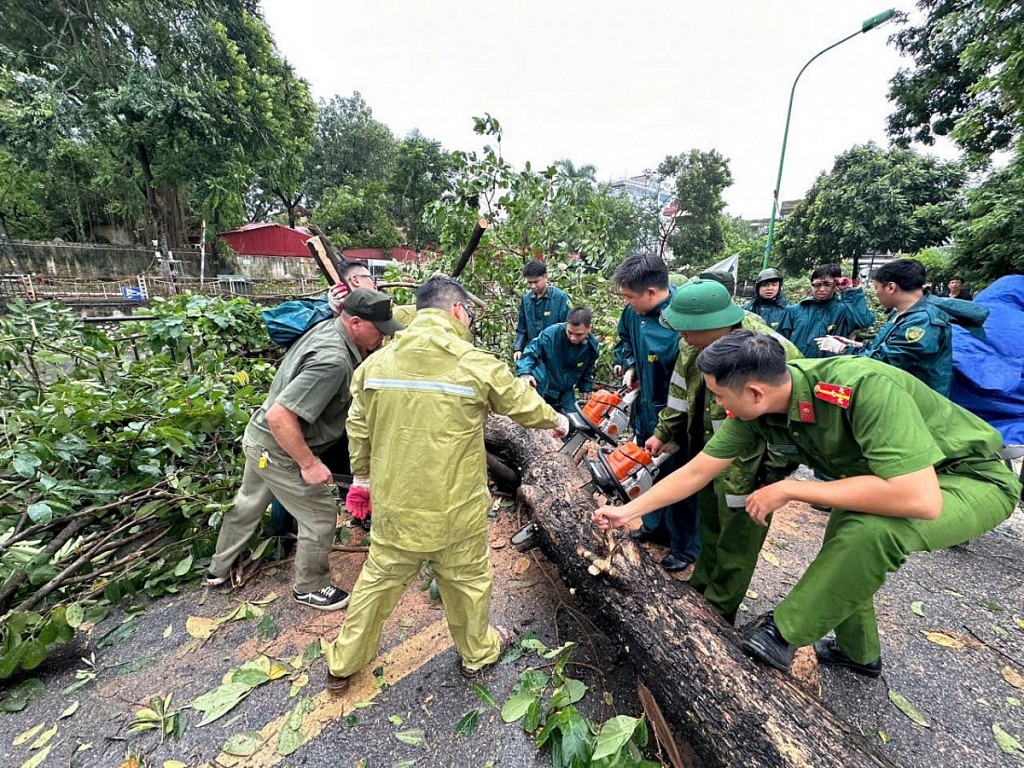 Bão lũ đi qua, tình người ở lại