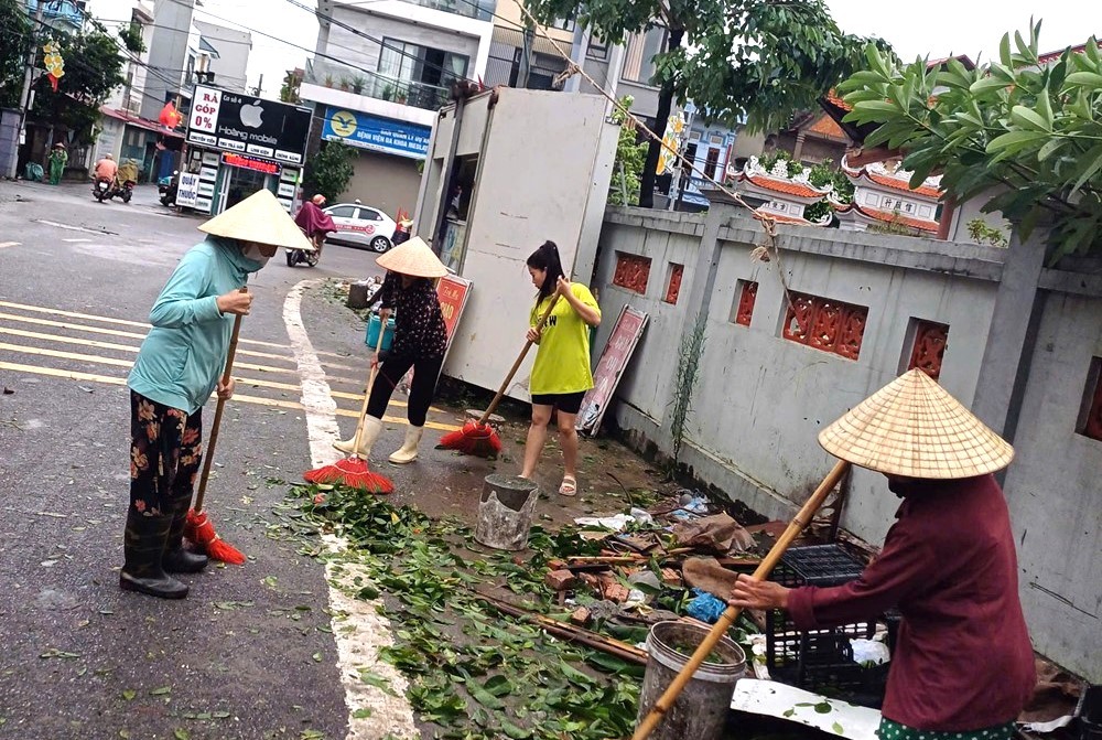 Cán bộ, hội viên Hội LHPN huyện Đông Anh tham gia khắc phục hậu quả sau bão sáng 8/9/2024