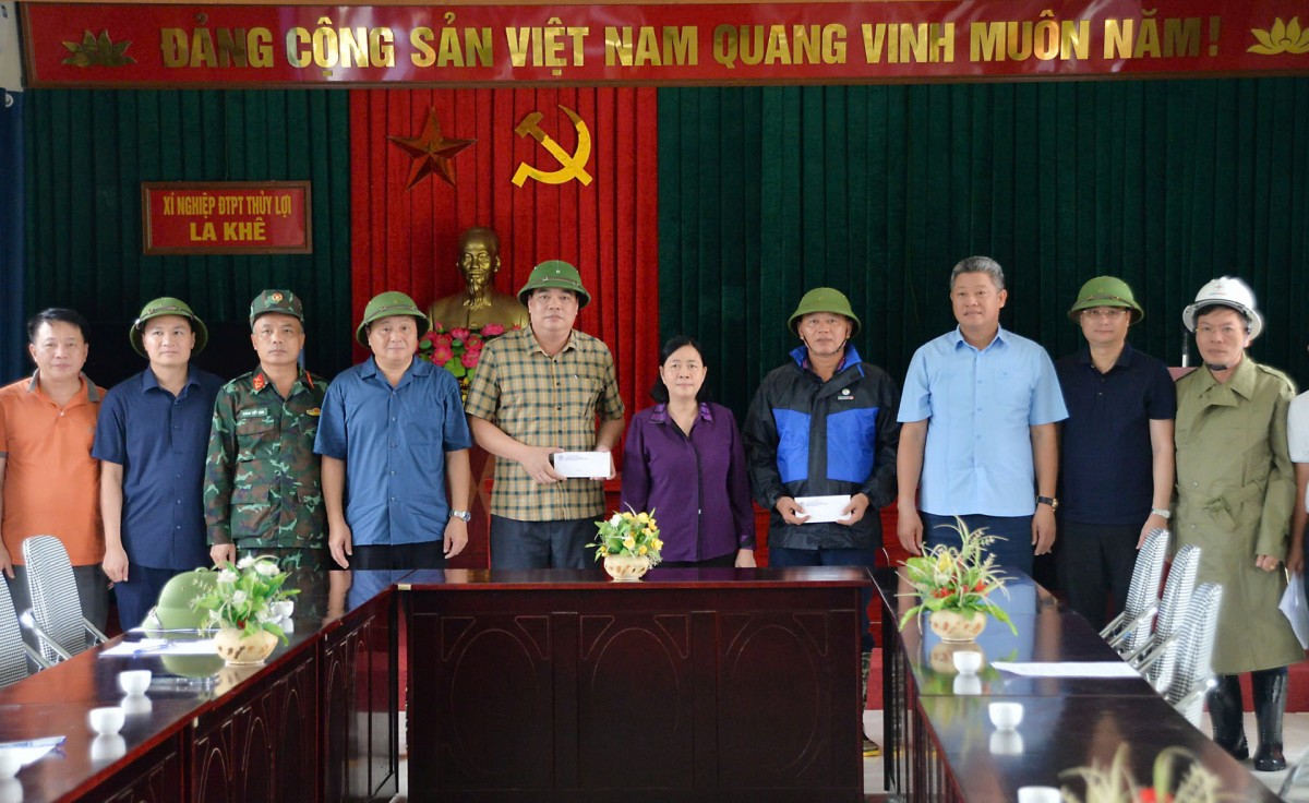 Bí thư Thành ủy Hà Nội Bùi Thị Minh Hoài và lãnh đạo thành phố động viên các đơn vị làm nhiệm vụ khắc phục hậu quả bão số 3 trên địa bàn huyện Thanh Oai.