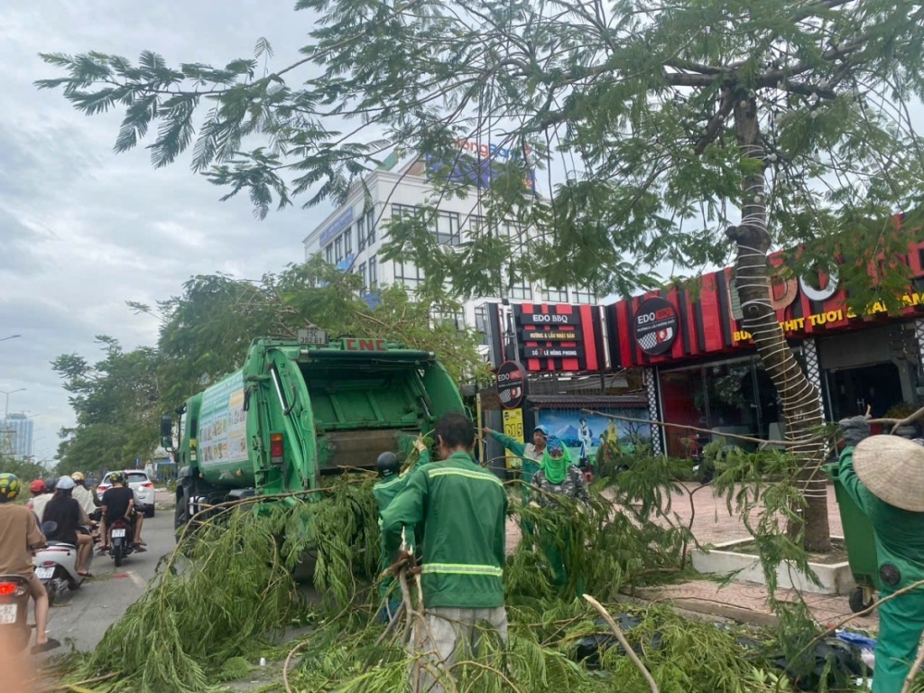 Người lao động bị ngừng việc do bão lũ, tiền lương được trả thế nào?