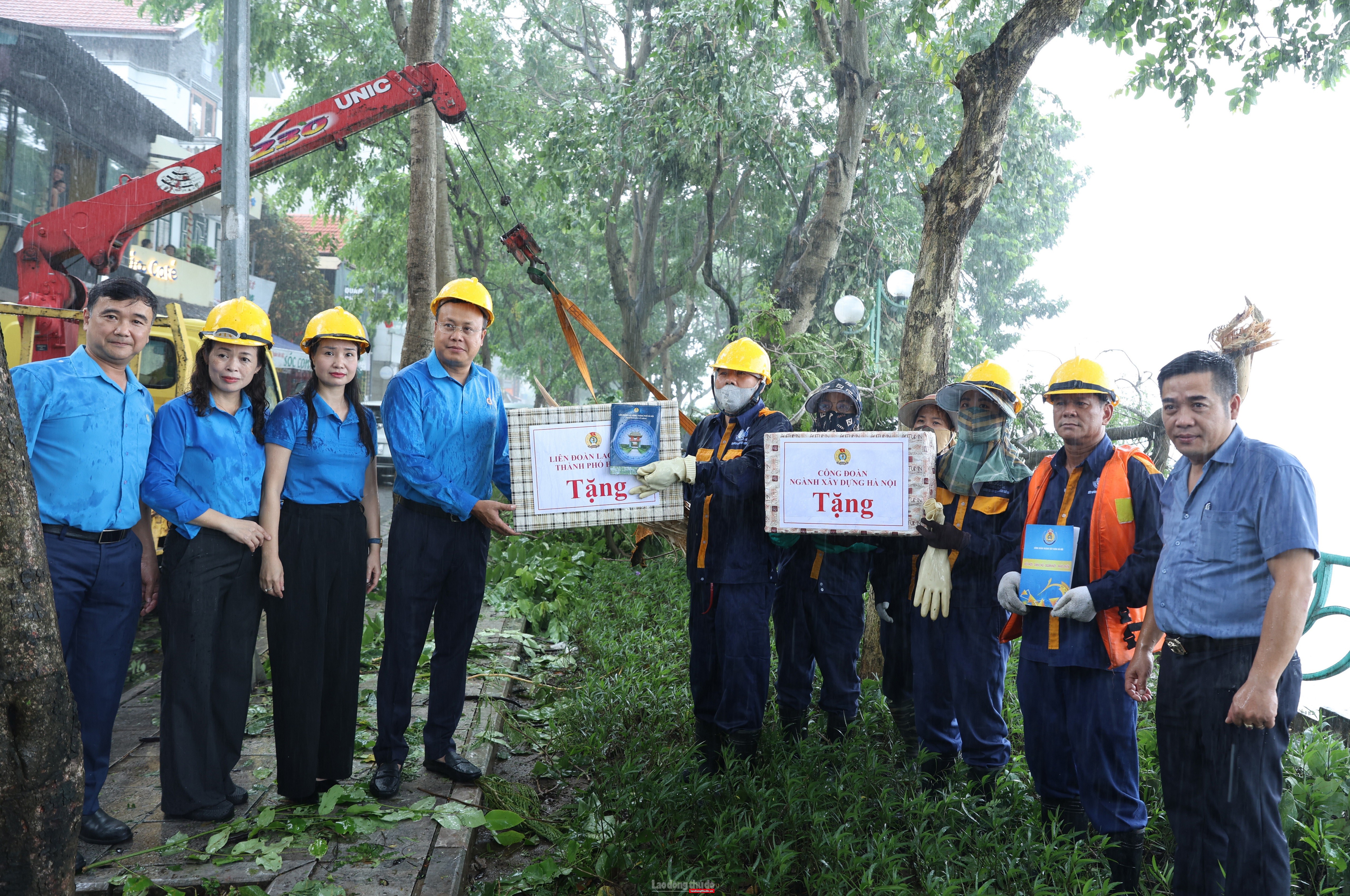 Chủ tịch LĐLĐ thành phố Hà Nội thăm, động viên công nhân tham gia khắc phục sự cố sau bão số 3