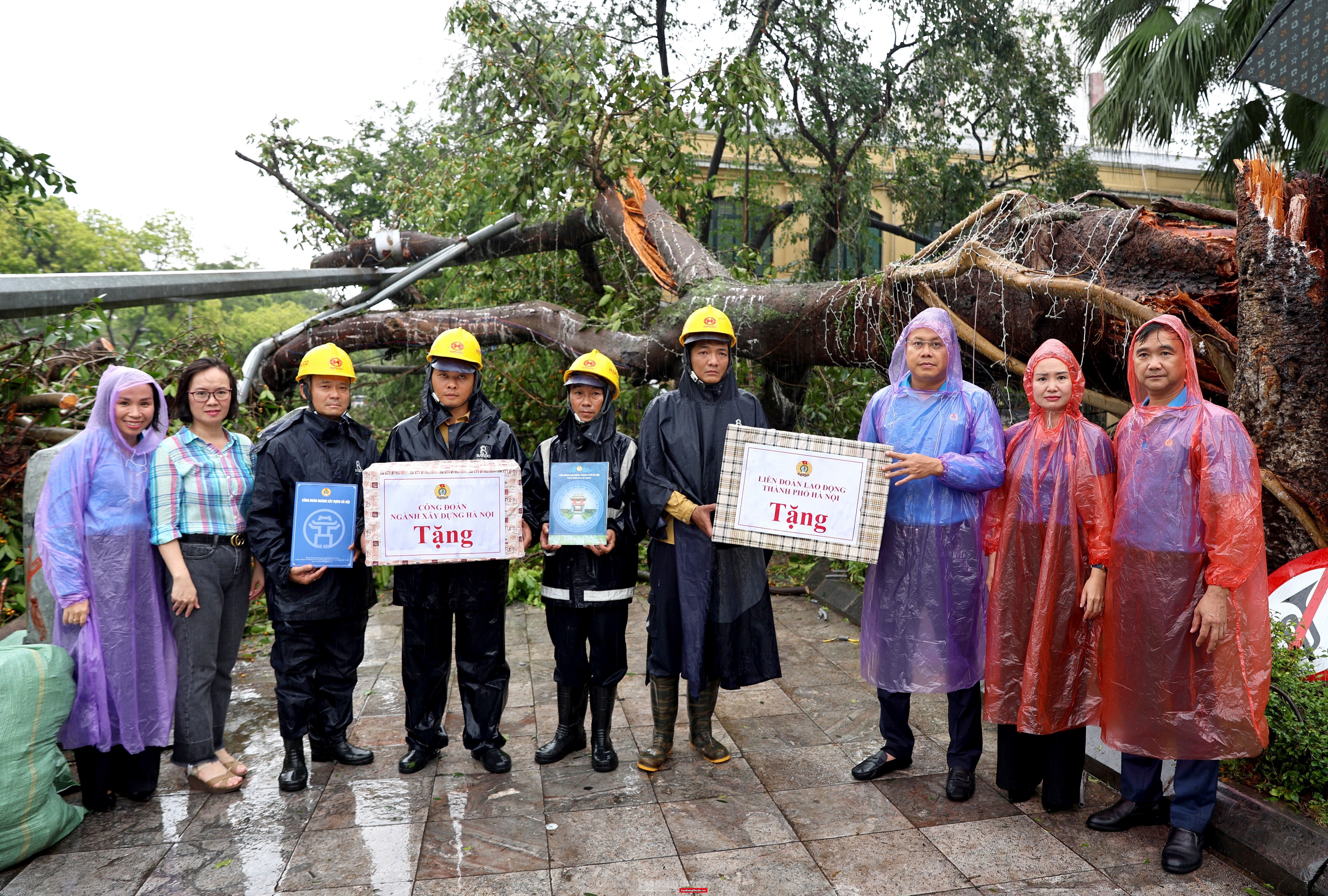 Chủ tịch LĐLĐ thành phố Hà Nội thăm, động viên công nhân tham gia khắc phục sự cố sau bão số 3