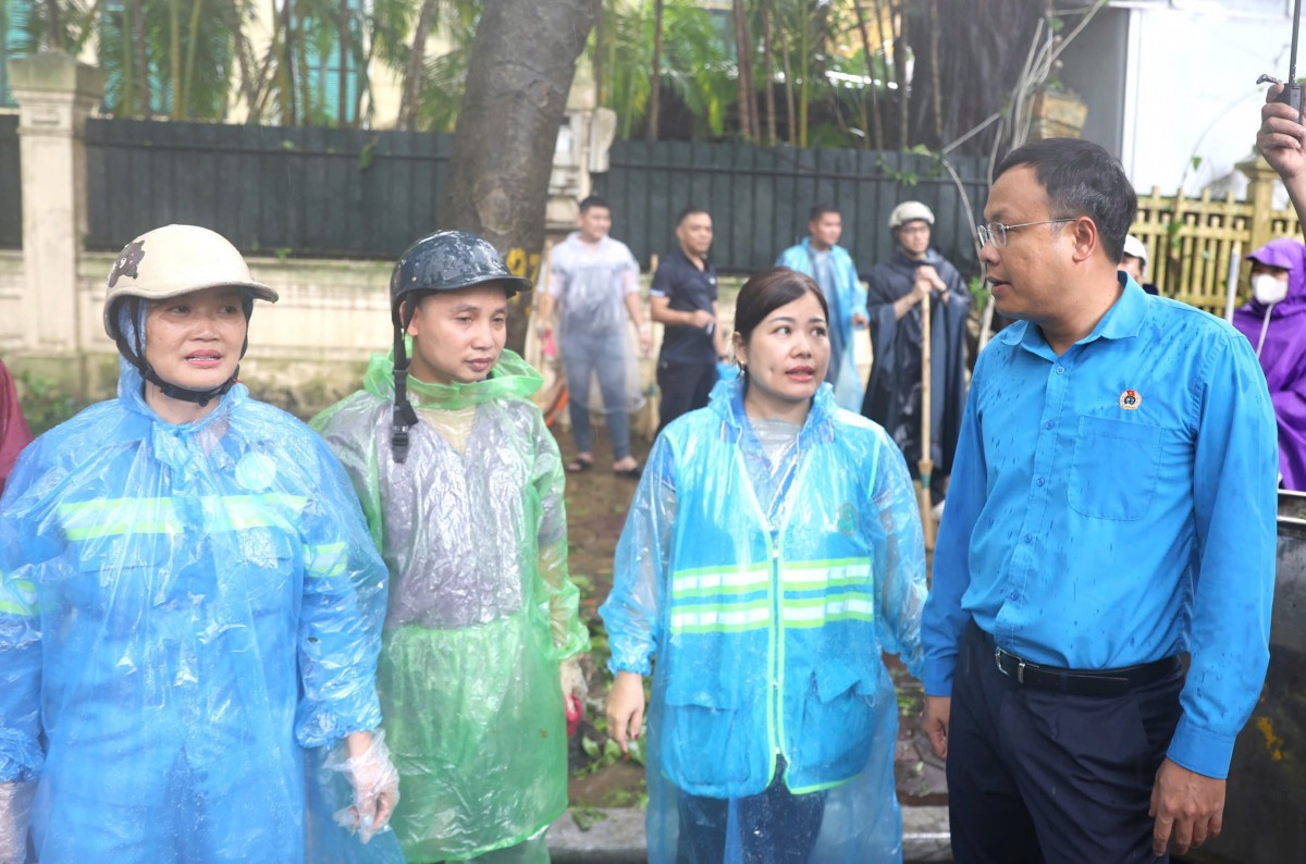 Chủ tịch LĐLĐ thành phố Hà Nội thăm, động viên công nhân tham gia khắc phục sự cố sau bão số 3