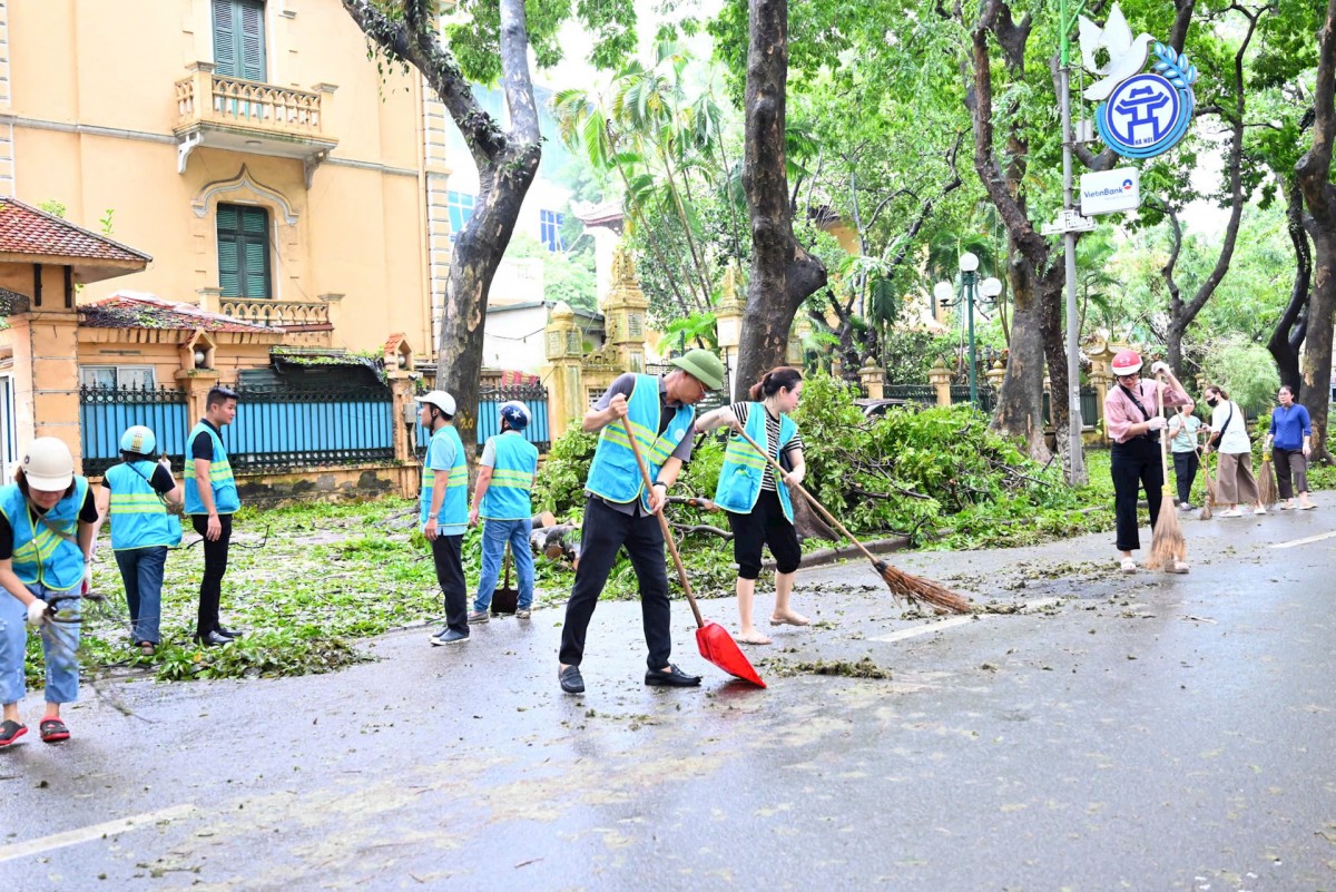 Khẩn trương dọn dẹp vệ sinh môi trường, khắc phục hậu quả sau bão