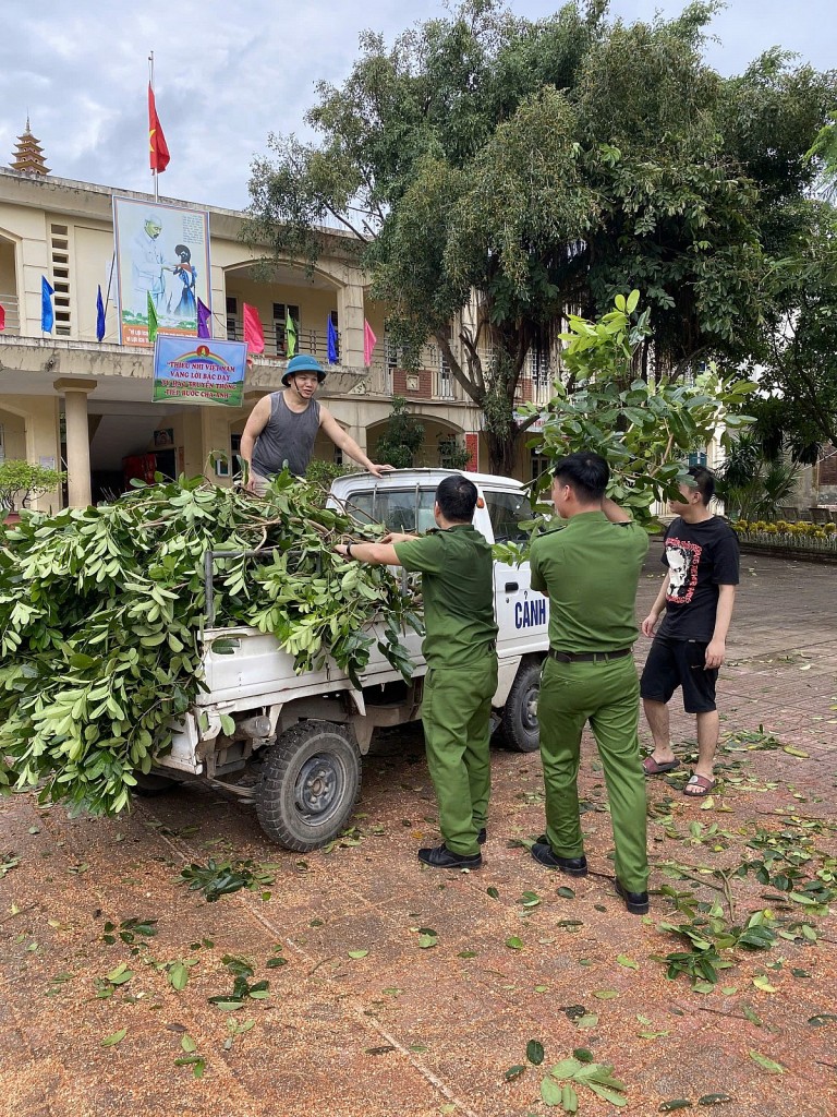 Công an huyện Phú Xuyên hỗ trợ nhân dân khắc phục hậu quả sau cơn bão số 3