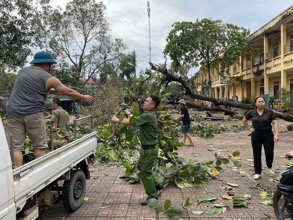 Công an huyện Phú Xuyên hỗ trợ nhân dân khắc phục hậu quả sau cơn bão số 3