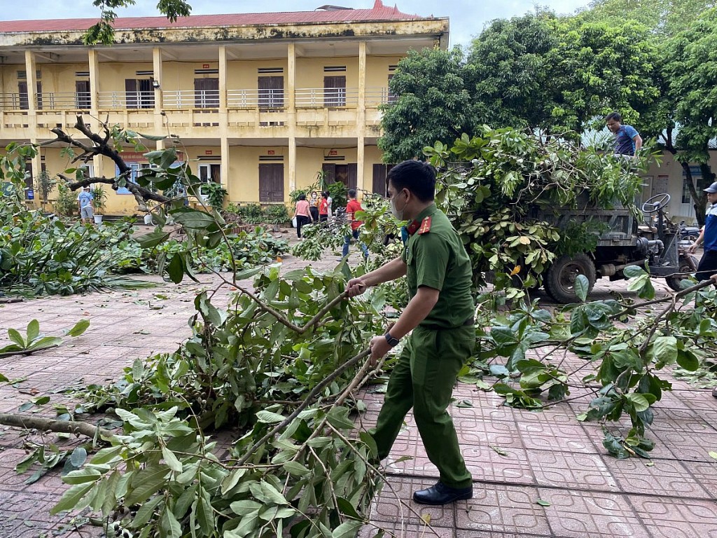 Công an huyện Phú Xuyên hỗ trợ nhân dân khắc phục hậu quả sau cơn bão số 3