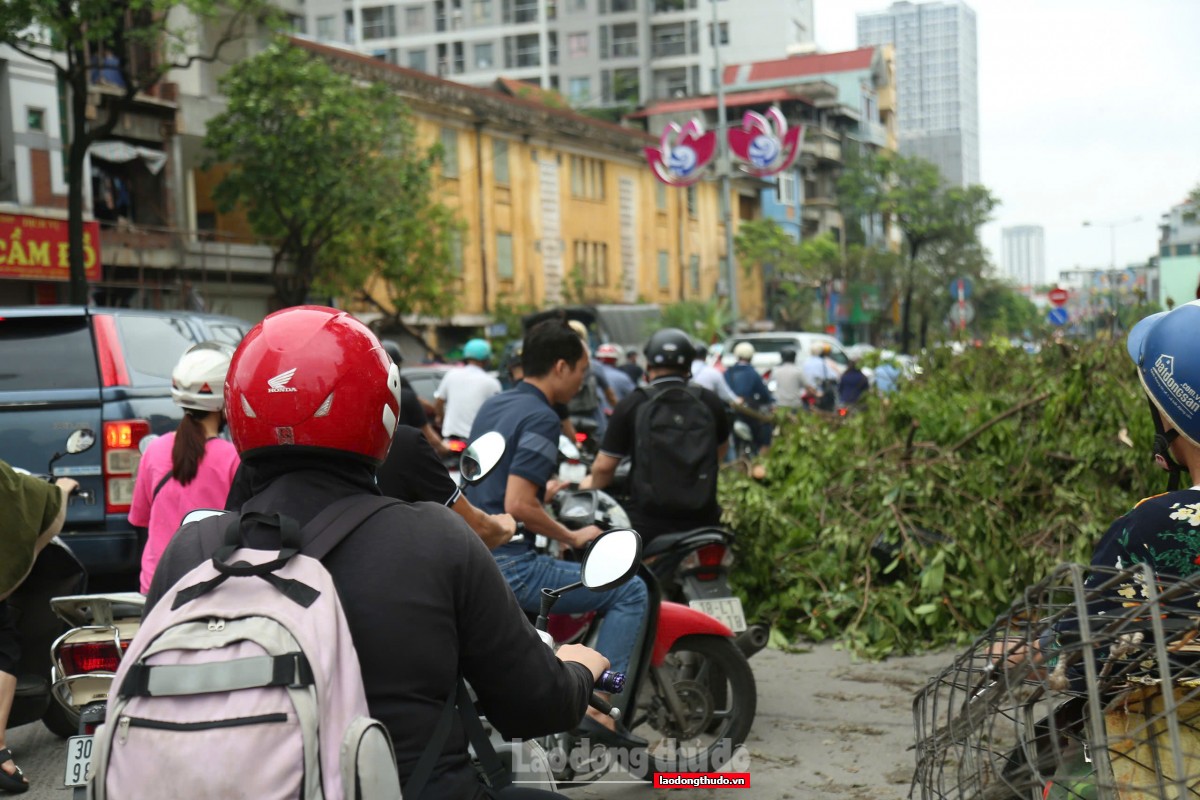 Sau bão số 3: Nhiều tuyến đường ở Hà Nội ùn tắc nghiêm trọng ngày đầu tuần