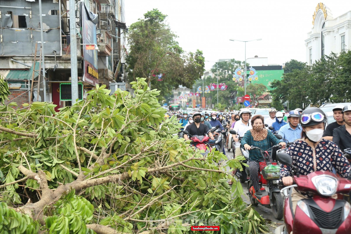 Sau bão số 3: Nhiều tuyến đường ở Hà Nội ùn tắc nghiêm trọng ngày đầu tuần