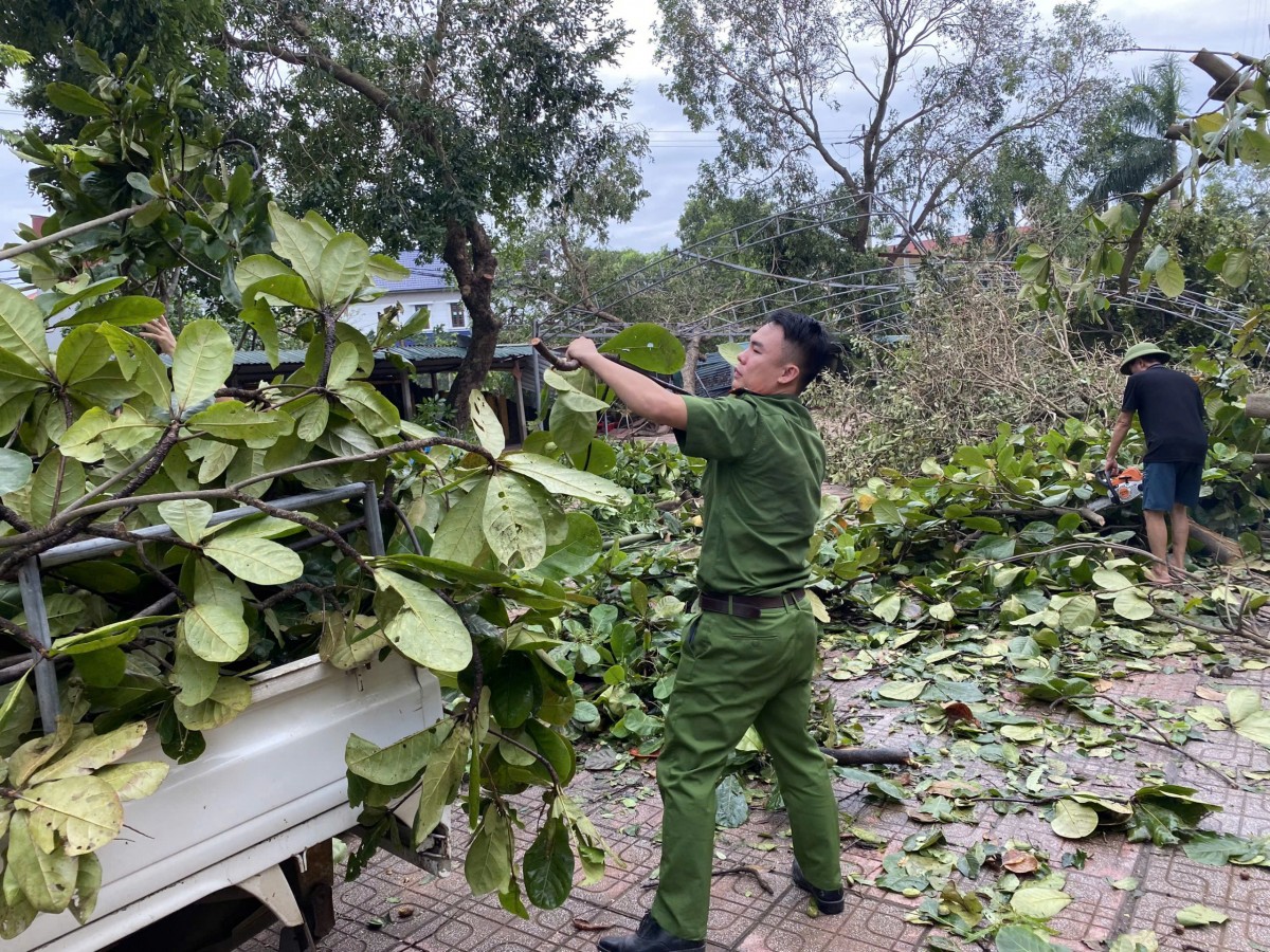 Công an huyện Phú Xuyên hỗ trợ nhân dân khắc phục hậu quả sau cơn bão số 3