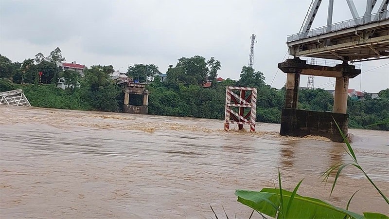 Lực lượng quân đội đã triển khai phương tiện tìm kiếm, cứu nạn vụ sập cầu Phong Châu