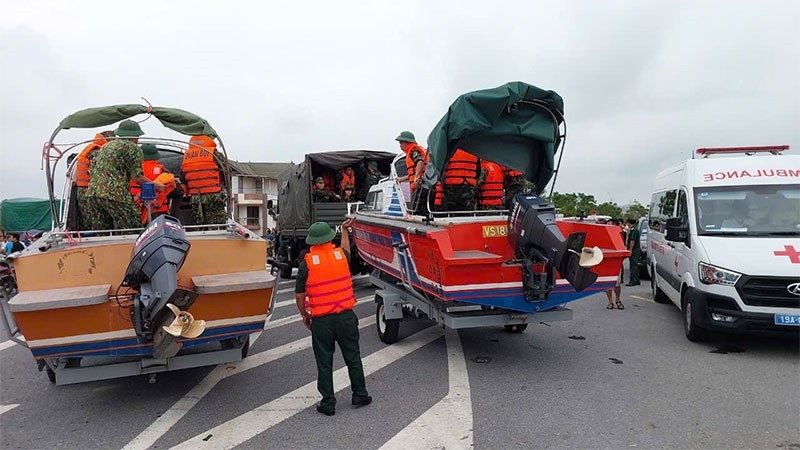 Lực lượng quân đội đã triển khai phương tiện tìm kiếm, cứu nạn vụ sập cầu Phong Châu