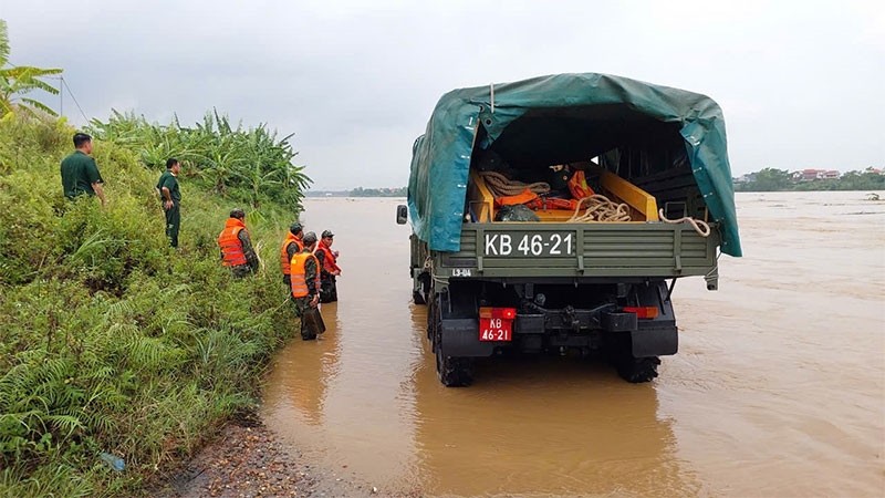 Lực lượng quân đội đã triển khai phương tiện tìm kiếm, cứu nạn vụ sập cầu Phong Châu