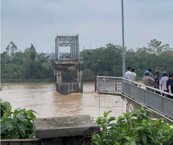 Đã cứu được 3 người trong vụ sập cầu Phong Châu, Phú Thọ