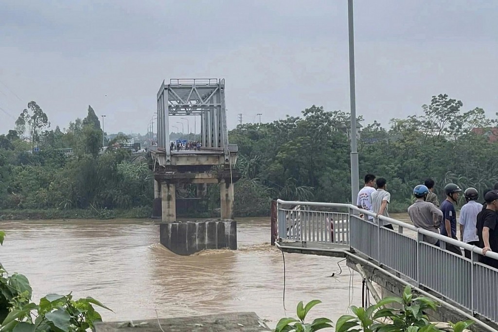 Thủ tướng yêu cầu huy động ngay mọi lực lượng cứu hộ nạn nhân vụ sập cầu Phong Châu