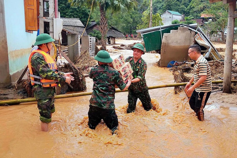 Thủ tướng yêu cầu cấp lương thực cho dân bị cô lập bởi bão số 3 nhanh nhất có thể