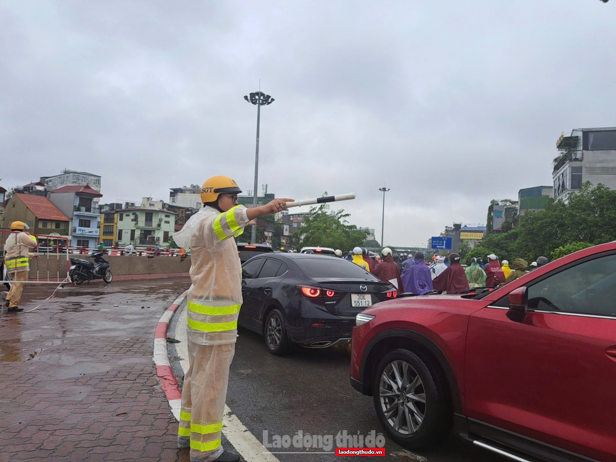 Mưa ngập khiến hàng trăm xe chết máy, Cảnh sát giao thông hỗ trợ người dân di chuyển